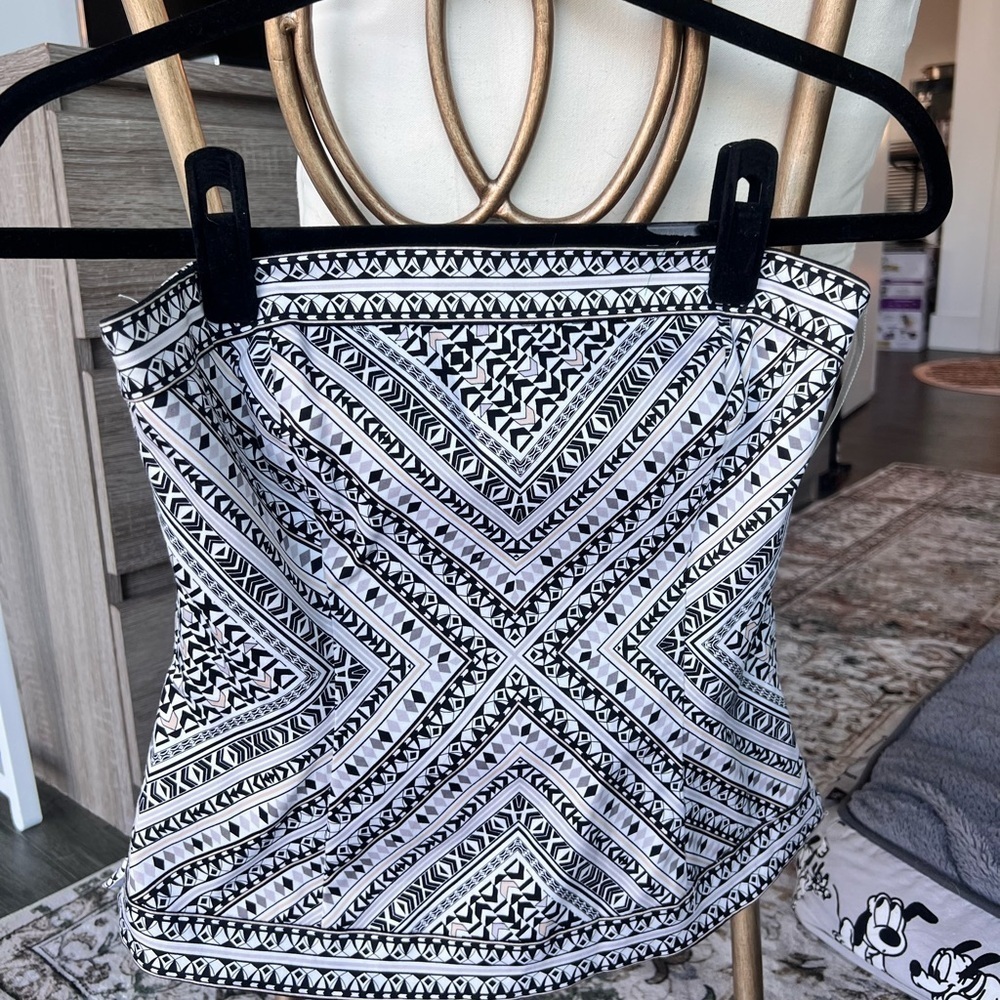 White House Black Market Gray and White Casual Tank Top - Picture 4 of 4